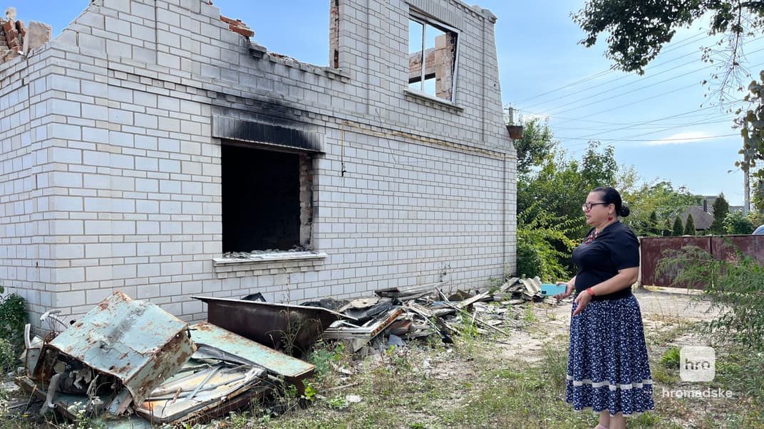 Елена Ральчук возле своего разрушенного дома в Макарове, Киевская область