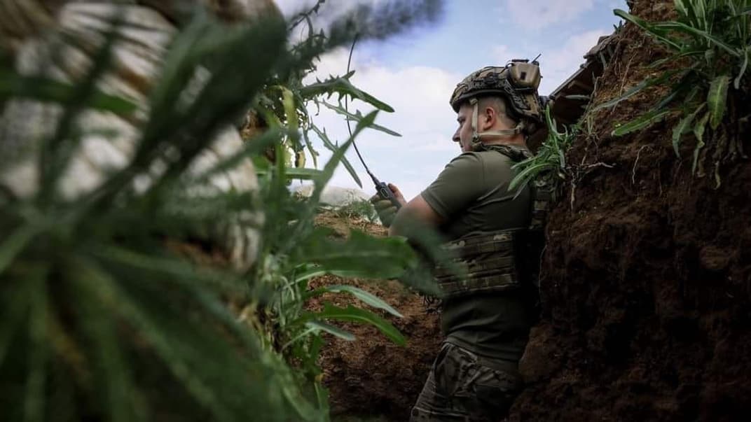 Украинский военнослужащий на поле боя