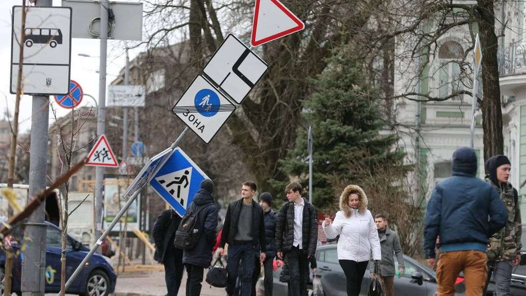 Сильний вітер погнув стовп із дорожніми знаками в центрі Києва, 11 березня 2019 року