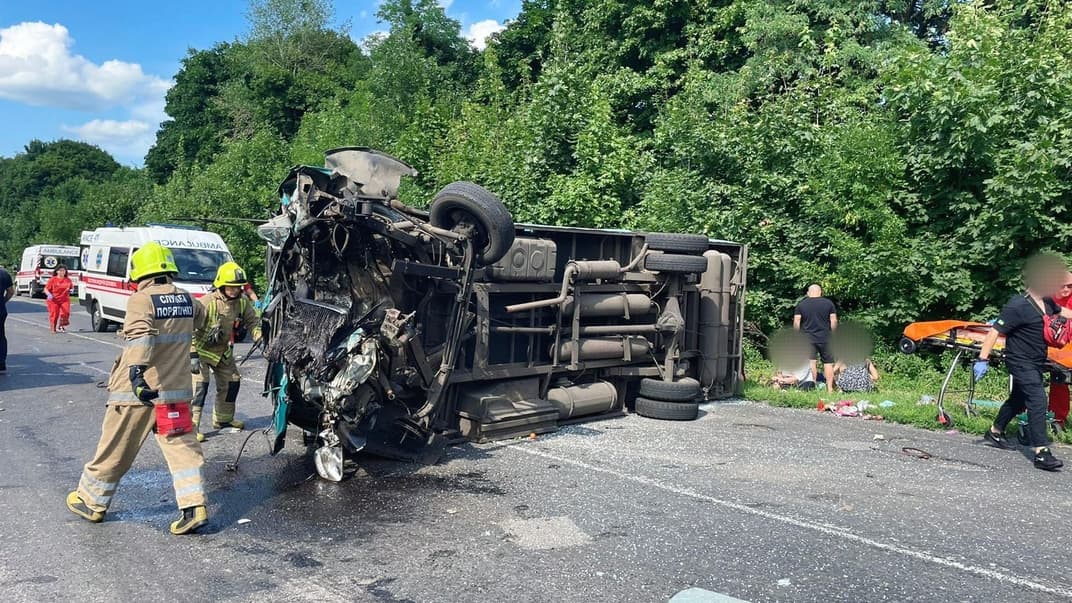 Загинув 40-річний водій легковика та 56-річна пасажирка маршрутного автобуса