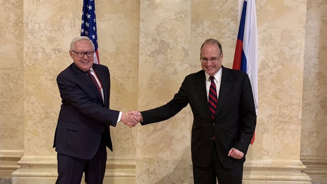 Заместитель министра иностранных дел России Сергей Рябков (слева) и спецпредставитель США по вопросам контроля над вооружениями Маршал Билинґсли перед переговорами по контролю над ядерным вооружением в Вене, Австрия, 22 июня 2020 года