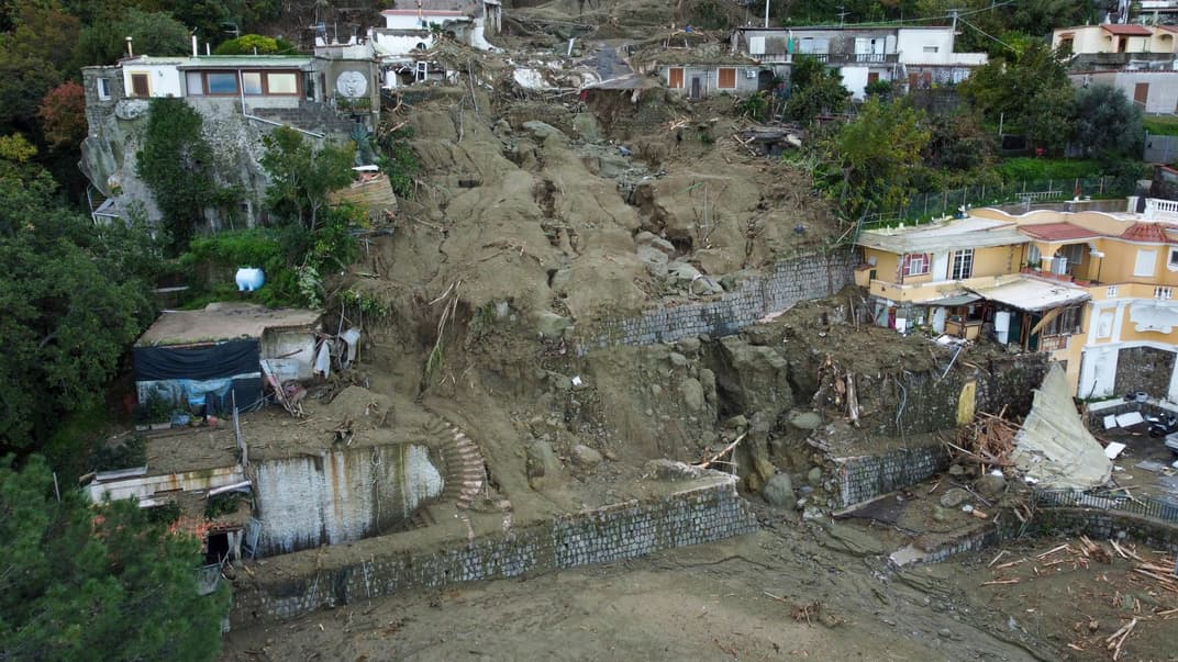 Вид на пошкоджені будинки після зсуву на південному італійському острові Іскія, 27 листопада 2022 року.