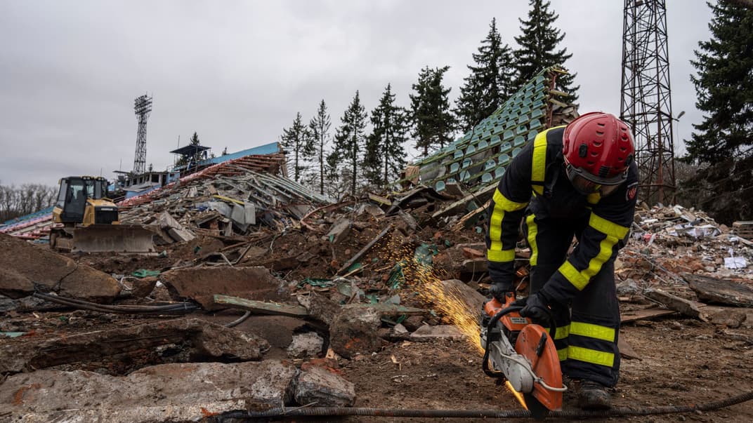 Розбір завалів на стадіоні в Чернігові, 13 квітня 2022 року