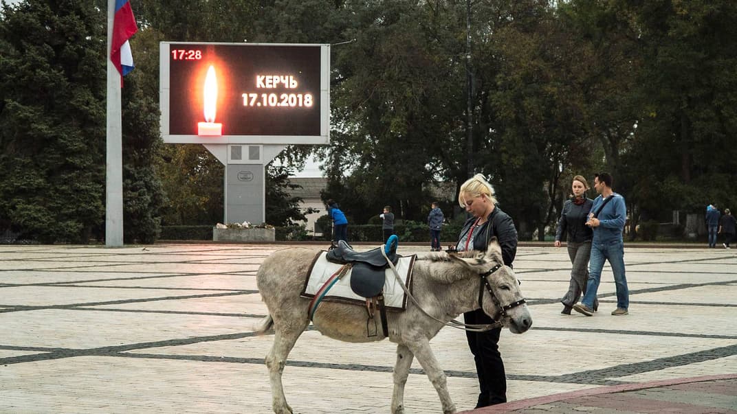 Напис на рекламному екрані — «Керч 17.10.2018» — в пам'ять про жертв стрілянини в Керчинському політехнічному коледжі, місто Керч, Крим, Україна, 21 жовтня 2018 року