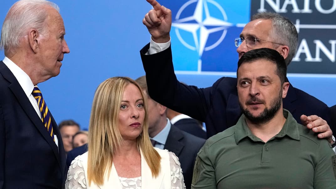 Зліва направо: президент США Джо Байден, прем'єр-міністрка Італії Джорджія Мелоні, генсек НАТО Єнс Столтенберг і президент України Володимир Зеленський під час засідання Ради Україна — НАТО у Вільнюсі, Литва, 12 липня 2023 року