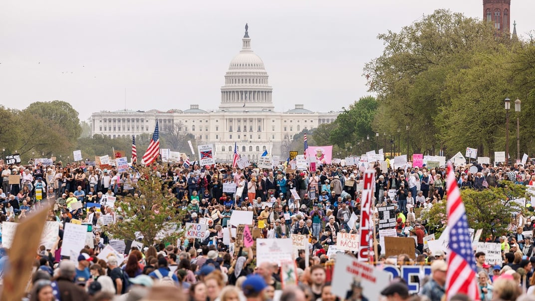 Демонстранти під час протесту у Вашингтоні, округ Колумбія, США, 5 квітня 2025 року