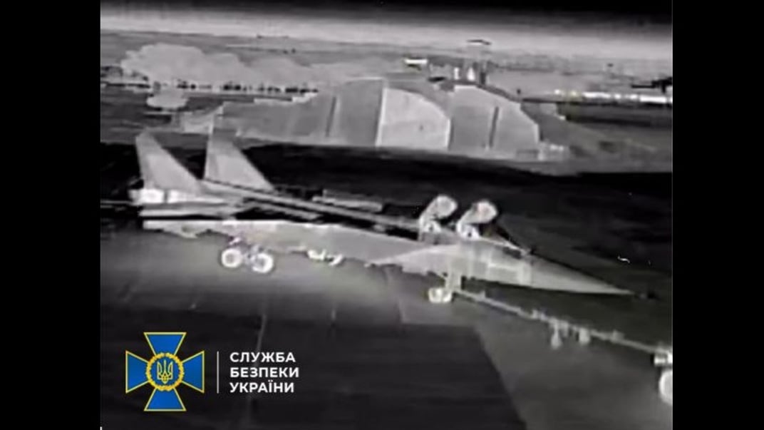 Уражена техніка на аеродромі «Бельбек»