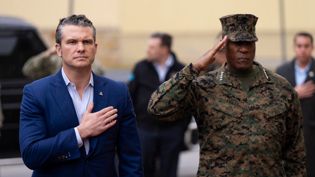 Министр обороны США Пит Хэгсет (слева)