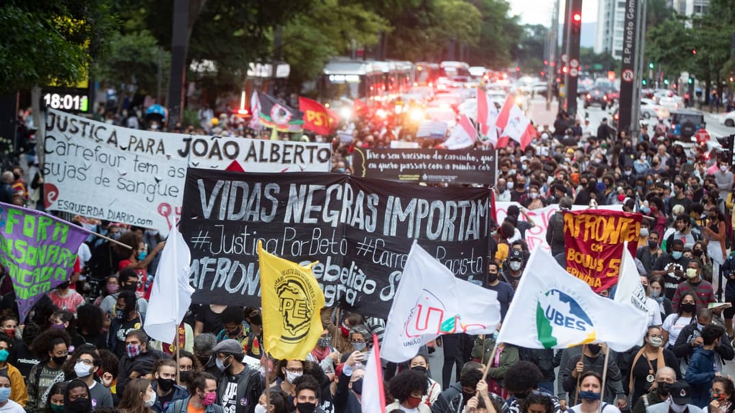 Протести у Бразилії після смерті темношкірого чоловіка Жоау Альберто Сільвейру Фрейтаса у супермаркеті Carrefour
