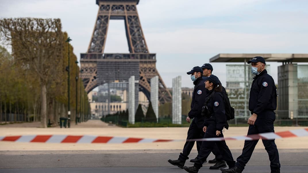 Французькі поліцейські патрулюють вулиці неподалік Марсового поля і Ейфелевої вежі у Парижі, Франція, 7 квітня 2020 року. Для того, щоб вийти з домівки у Франції треба мати спеціальний документ з причиною, зокрема походом до лікаря чи на роботу