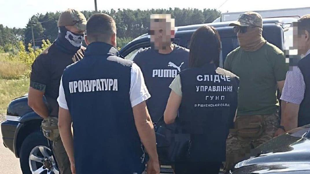 Затримання ​жителя Рівненщини, який продавав позашляховики