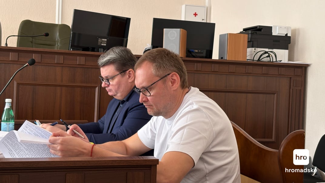 Андрій Смирнов (праворуч) у залі суду, 28 квітня 2025 року