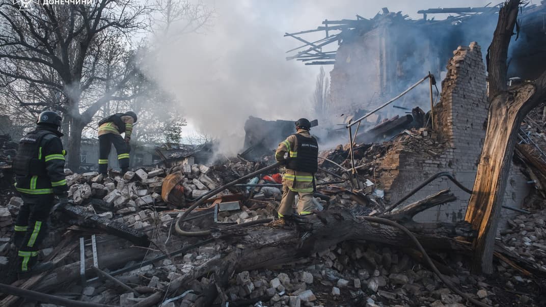 Спасатели работают на месте попадания в Константиновке Донецкой области, 9 апреля 2024 года