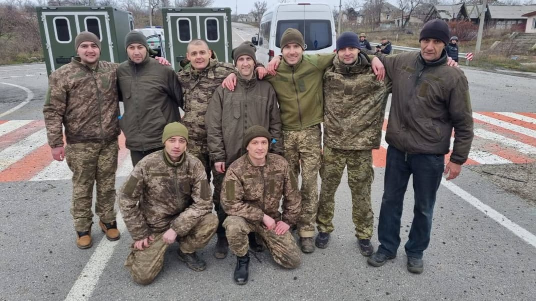 Вернувшиеся из плена украинские военные, 26 ноября 2022 года