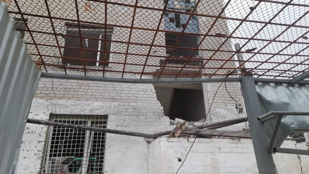 Наслідки російського обстрілу Херсонського слідчого ізолятора, 4 грудня 2022 року