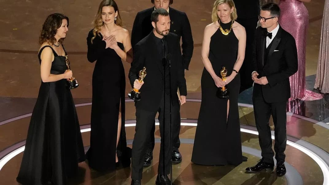 Команда стрічки «20 днів у Маріуполі» отримує «Оскар» за «Найкращий повнометражний документальний фільм»