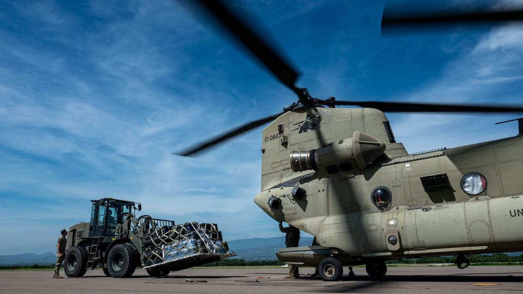 Гелікоптер CH-47 Chinook армії США під час навчань Situation Assessment Team (S-SAT) у Гондурасі, вересень 2023 року. Ілюстративне фото