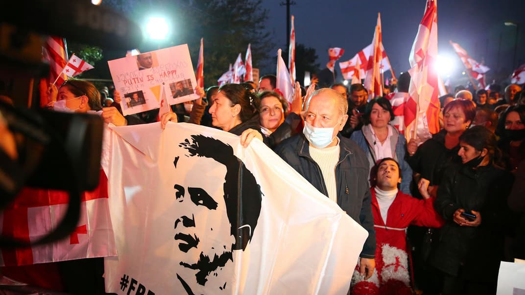 Акция протеста грузинской оппозиции перез зданием тюрьмы, где содержат Михеила Саакашвили, Тбилиси, Грузия, 6 ноября 2021 года