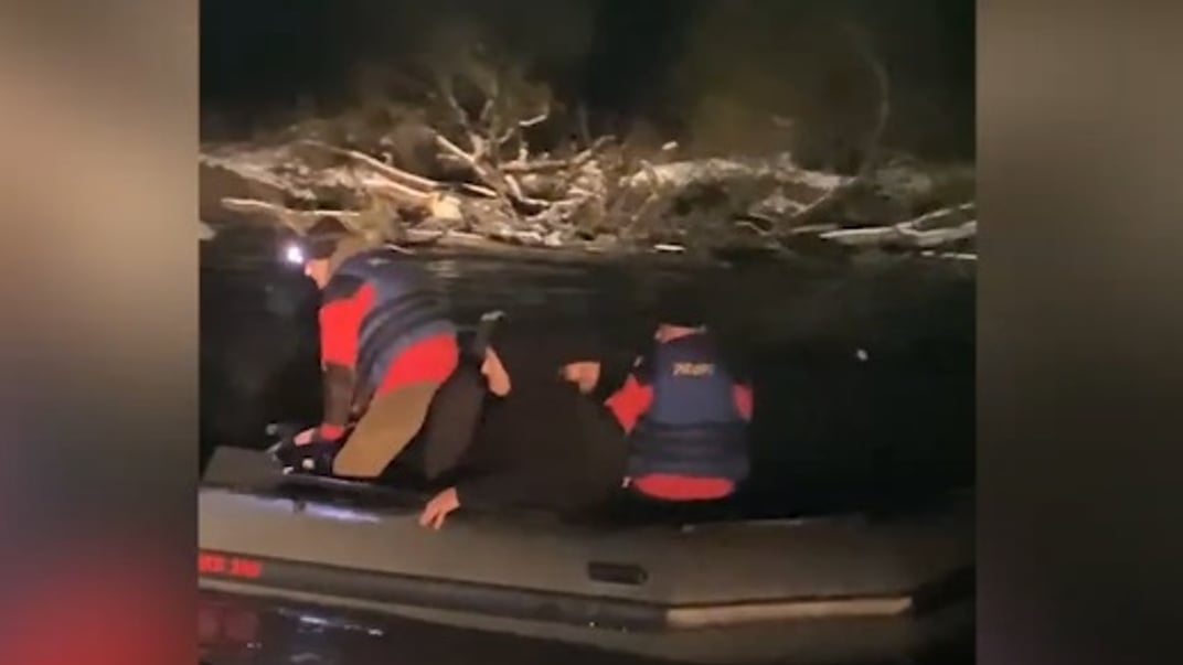 На Закарпатті чоловіки застрягли на крижаній Тисі, викликали рятувальників на допомогу