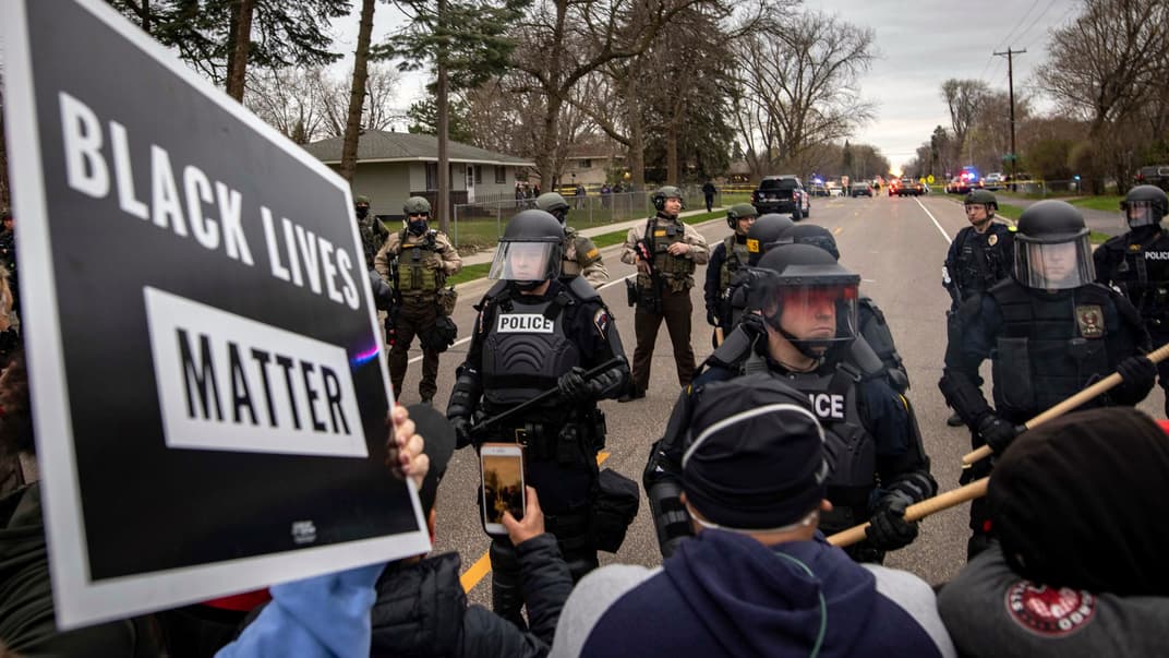 Протестувальники та поліцейські у Бруклін-Сентрі, штат Міннесота, після загибелі 20-річного афроамериканця, 11 квітня 2021 року