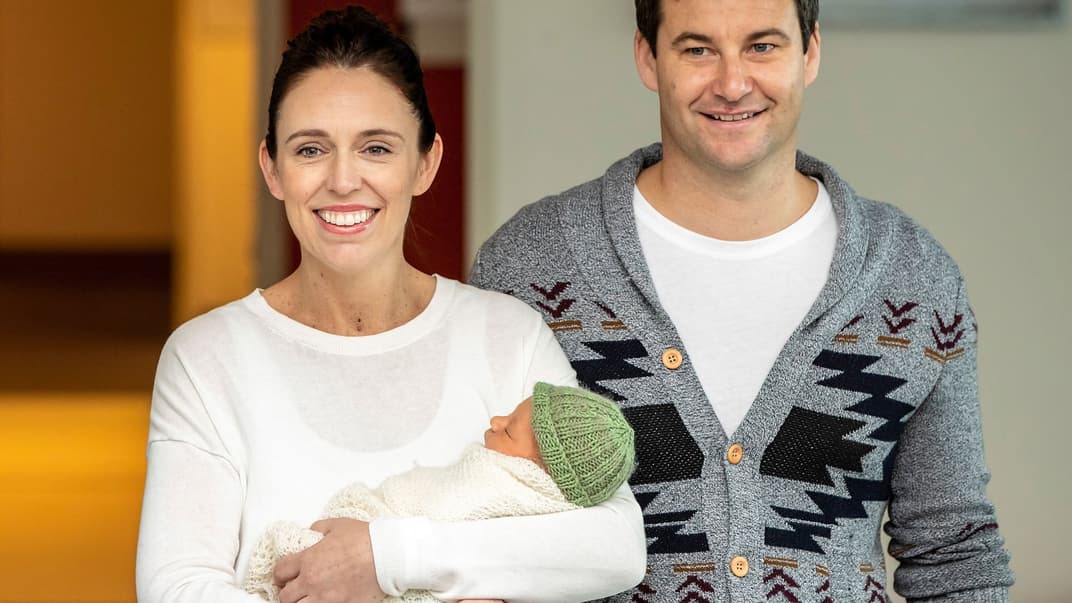 Премьер-министр Новой Зеландии Джасинда Ардерн вместе с новорожденной дочерью и женихом Кларком Гейфордом в Оукленде, Новая Зеландия, 24 июня 2018 года