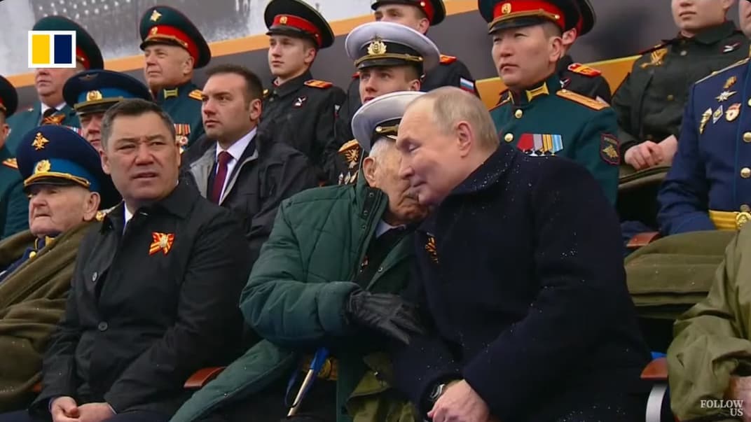 Глава рф володимир путін на параді в Москві в оточенні військових, 9 травня 2024 року