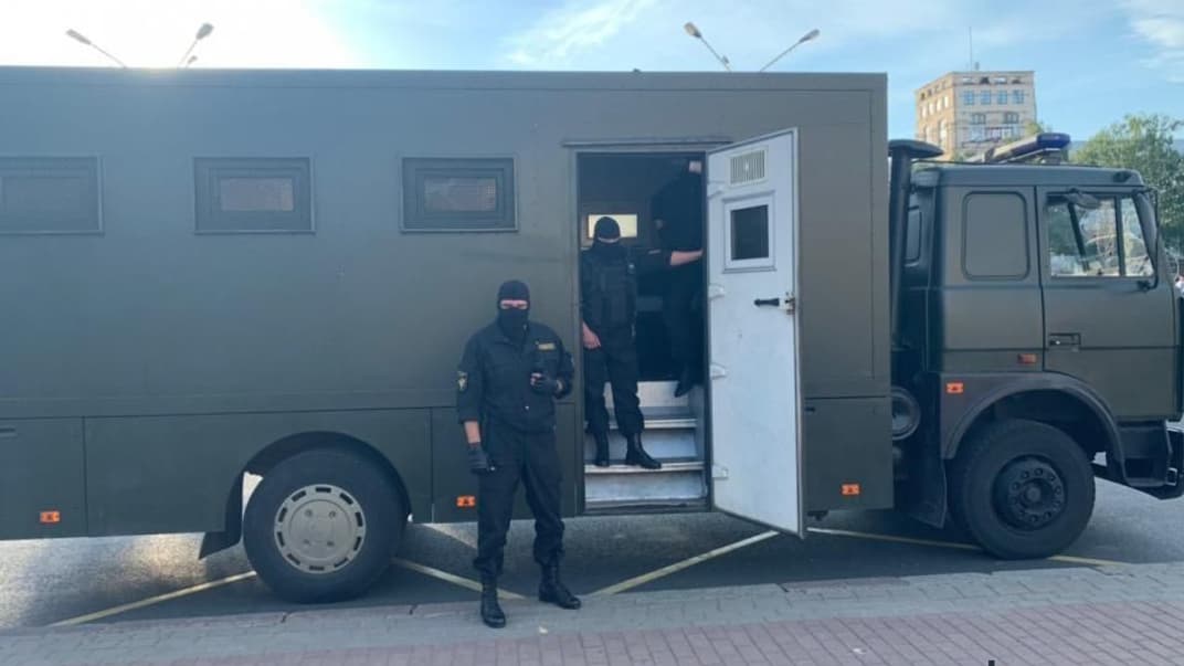 Автозаки на проспекті Незалежності у Мінську, Білорусь, 19 червня 2020 року