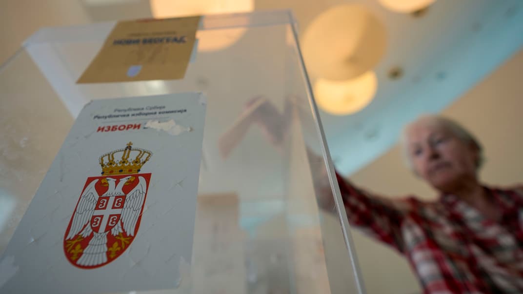 Виборець голосує на місцевих виборах на дільниці в Белграді