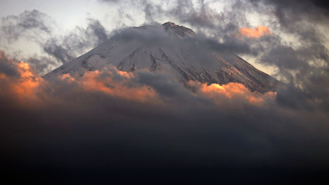  Оповита хмарами гора Фудзі, Японія