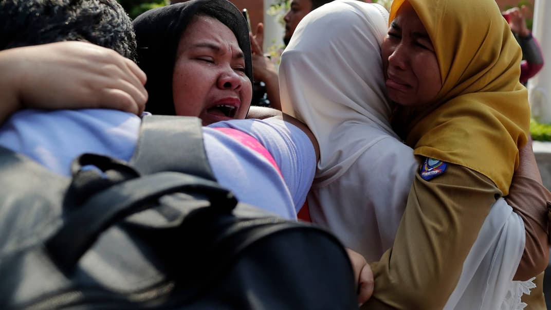 Родичі загиблих у авіакатастрофі пасажирів літака авіакомпанії Lion Air в аеропорту Сукарно-Хатта, Індонезія, 29 жовтня 2018 року