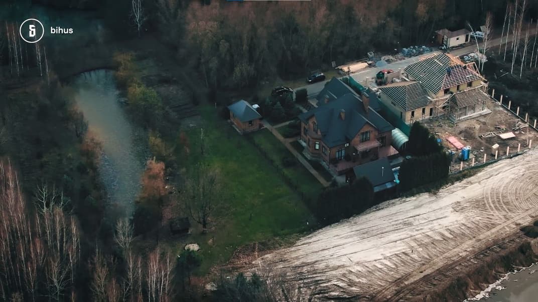 Незадекларированный дом Ильи Кивы (слева)