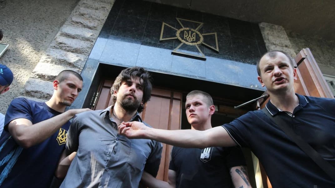 Представники праворадикальних організацій схопили бразильця Рафаеля Лусваргі, який воював на Донбасі на боці самоназваної «ДНР», і привели його до будівлі СБУ, Київ, 4 травня 2018 року 