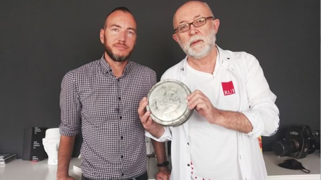 Руководитель Довженко-Центра Иван Козленко (слева) и режиссер и продюсер Сергей Проскурня, который держит в руках кинохронику Владимира Ивасюка. Ее случайно нашли в Черновцах в квартире режиссера Василия Селезинки — тот в свое время продвигал Ивасюка