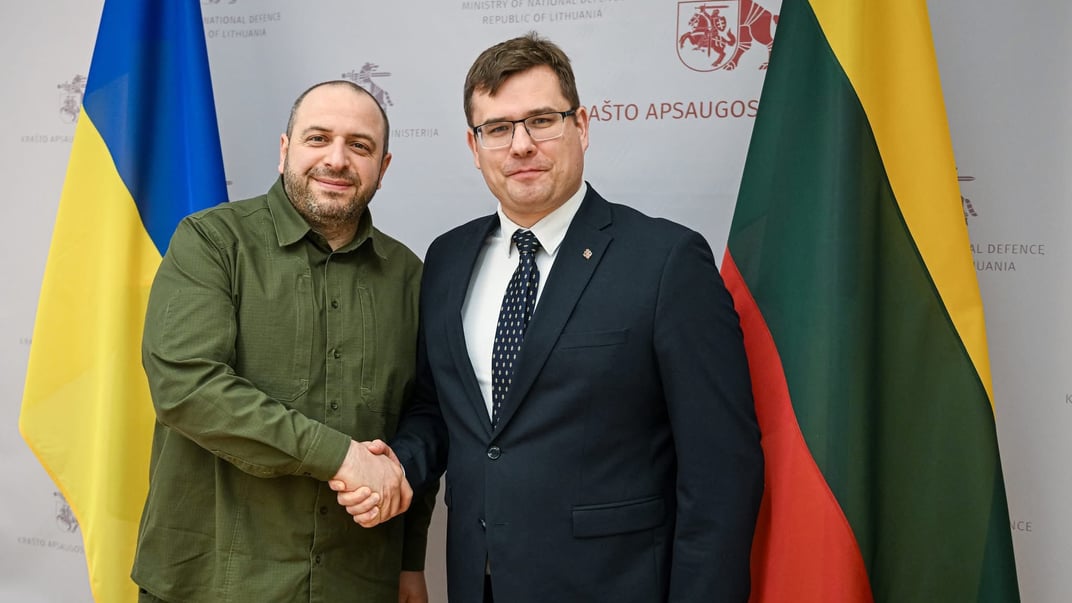 Министр обороны Украины Рустем Умеров со своим литовским коллегой Лауринасом Кащюнасом