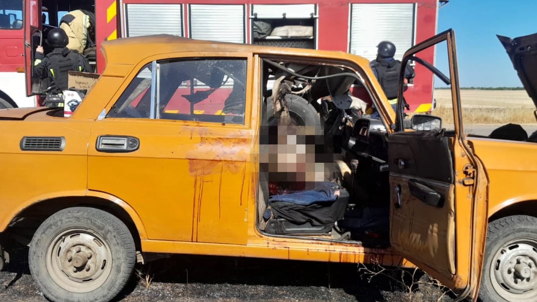 Войска рф сбросили с дрона взрывчатку на гражданское авто в Херсонской области