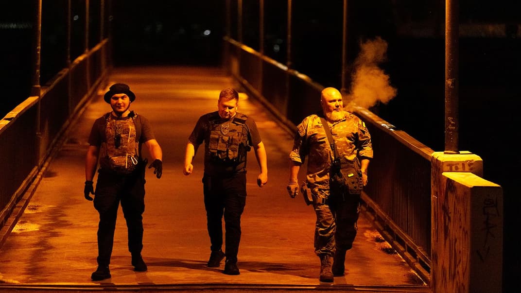 Члени ДФТГ повертаються після огляду мосту, Київ, 5 серпня 2022 року