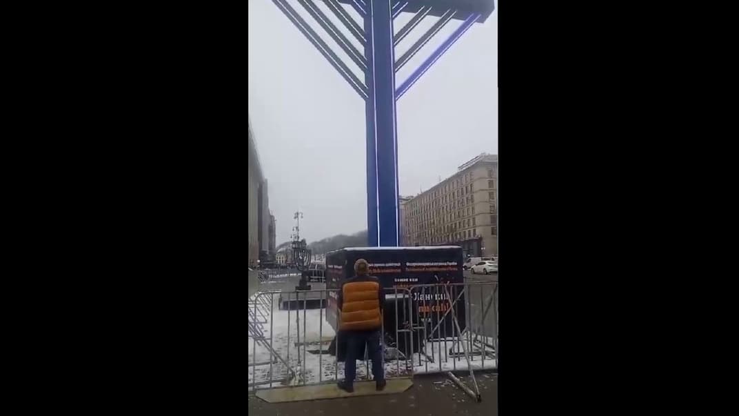 Мужчина имитирует, будто справляет нужду на ханукию