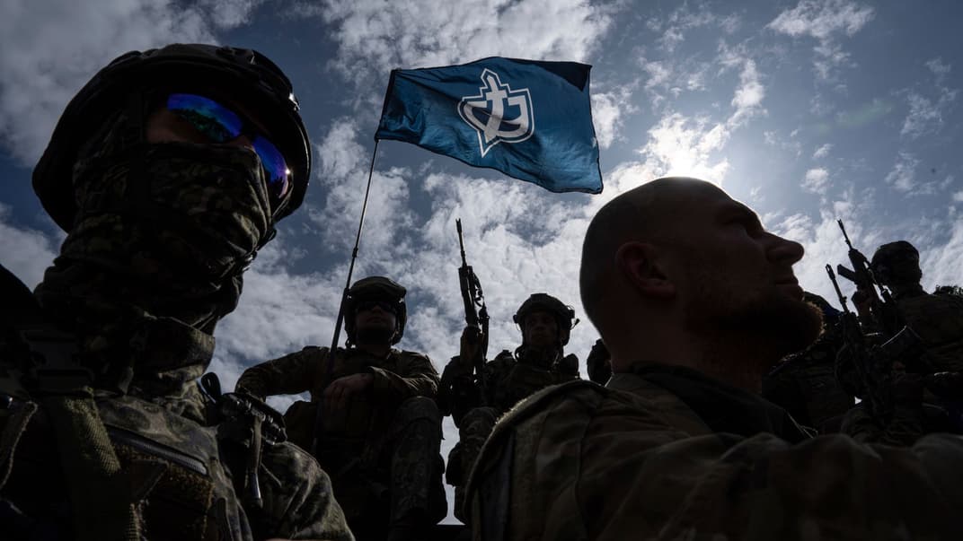 Бійці «російського добровольчого корпусу» стоять на БТРі під час пресконференції неподалік від кордону в Сумській області, 24 травня 2023 року