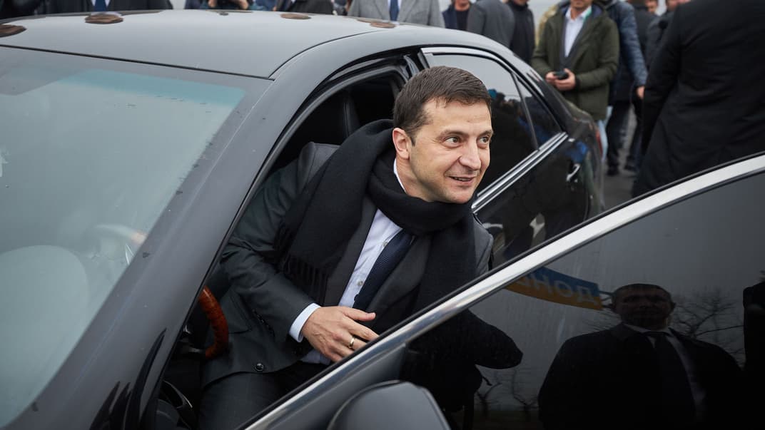 Президент Украины Владимир Зеленский на въезде в Донецкую область на отремонтированном участке трассы Запорожье-Мариуполь, 29 октября 2019 года