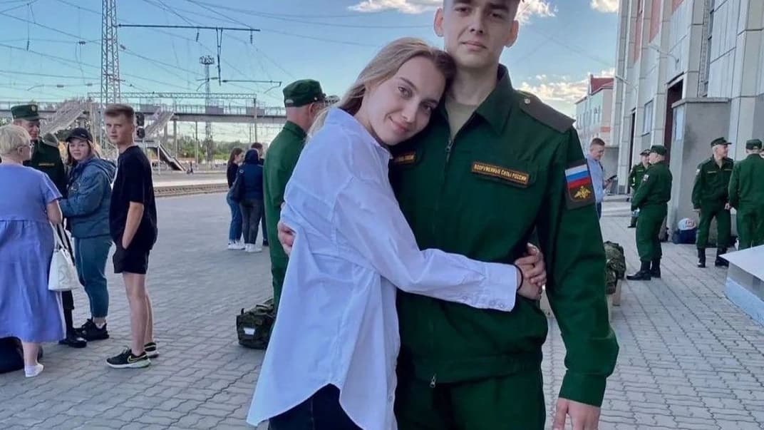 Анна Смірнова обіймає брата в формі російського солдата