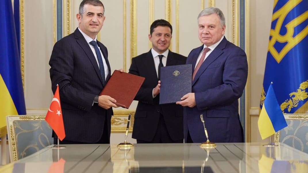 Генеральний директор компанії Bayraktar Халук Байрактар (зліва) і міністр оборони України Андрій Таран підписали Меморандум про співпрацю, Київ, 29 вересня 2021 року