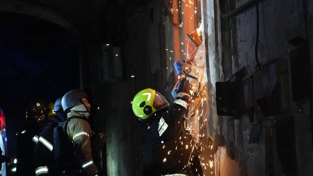 Рятувальники працюють на місці атак в Одесі, 27 січня 2026 року