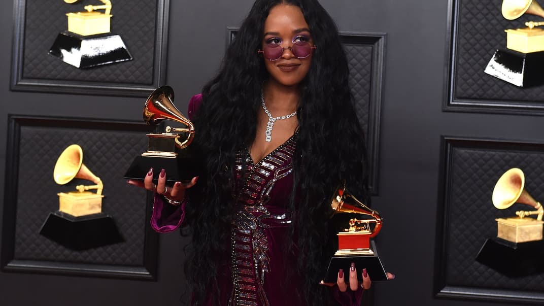 Певица H.E.R., которая получила статуэтку за лучшую песню года и лучшую R&B песню, на 63-й церемонии награждения Grammy в Лос-Анджелесе, 14 марта 2021 года