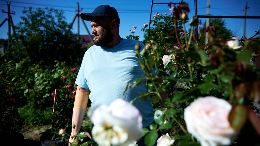 Троянди в саду Олексія. Квіти він вирощує в памʼять про Наталку