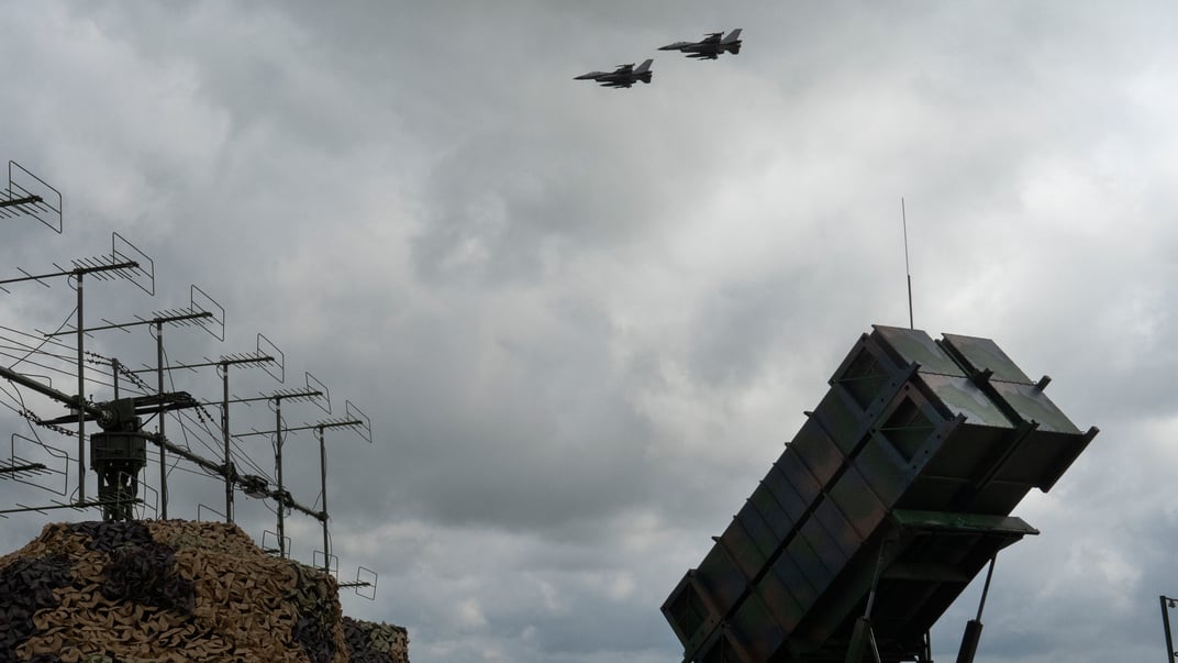 Украинские F-16, которые используются как средства ПВО, пролетают над комплексом Patriot