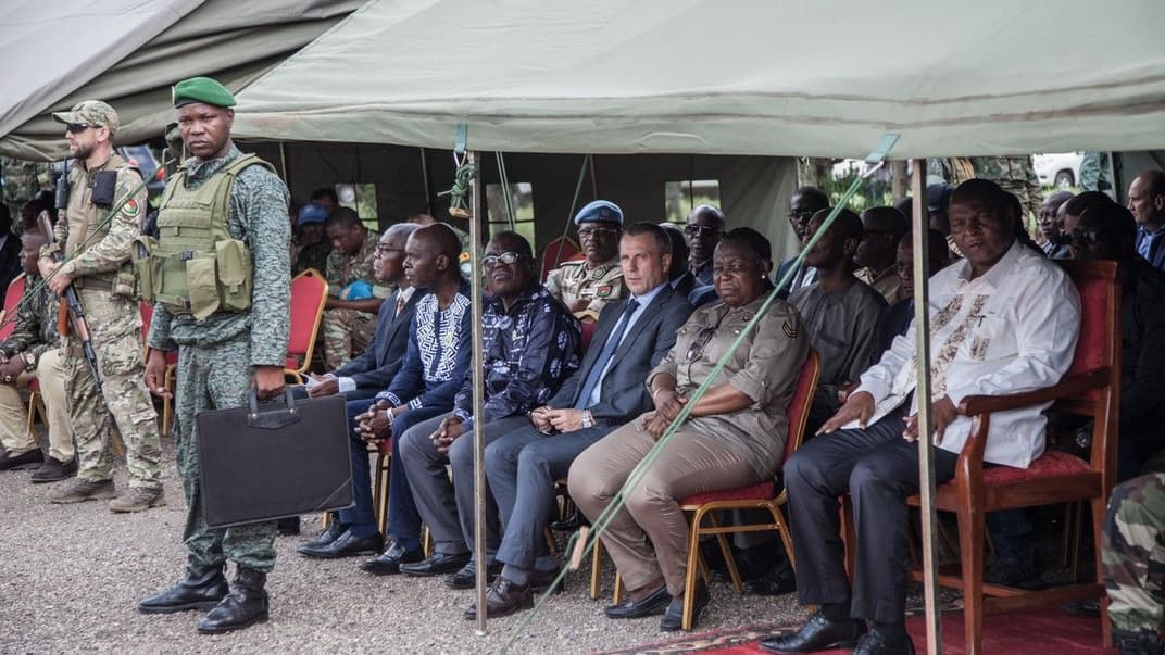 Торжественная церемония экзаменов в войсках ЦАР, которые тренируют российские инструкторы. В центре — первый секретарь посольства РФ в ЦАР Виктор Токмаков