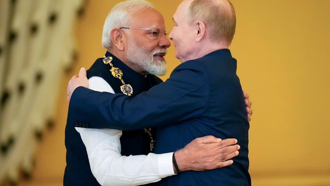 Глава рф володимир путін (праворуч) нагороджує прем’єр-міністра Індії Нарендру Моді орденом святого апостола Андрія Первозванного в Кремлі, 9 липня 2024 року