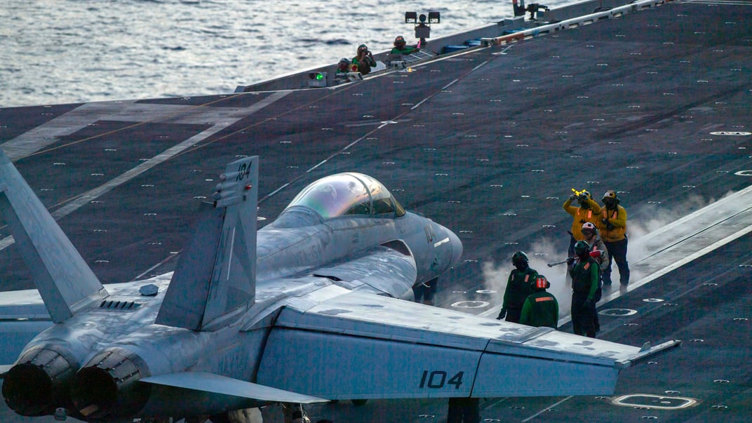 Американський F/A-18 готується до злету з авіаносця USS Theodore Roosevelt в Південнокитайському морі