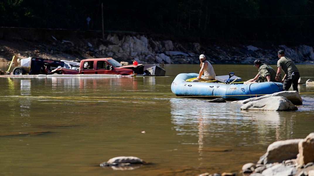 Члены Нацгвардии в сопровождении гражданских волонтеров доставляют припасы жителям после урагана Хелен в Бернсвилле, штат Северная Каролина, 8 октября 2024 года