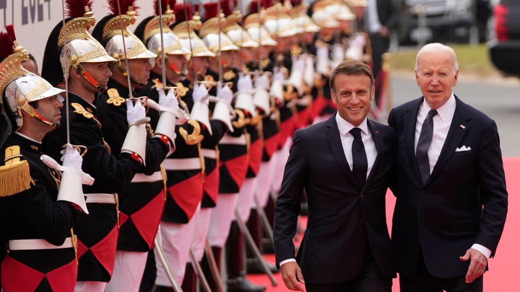 Емманюель Макрон та Джо Байден на урочистій церемонії на пляжі Омаха в Нормандії, 6 червня 2024 року